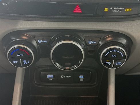 Used 2024 Hyundai Venue SEL image 18