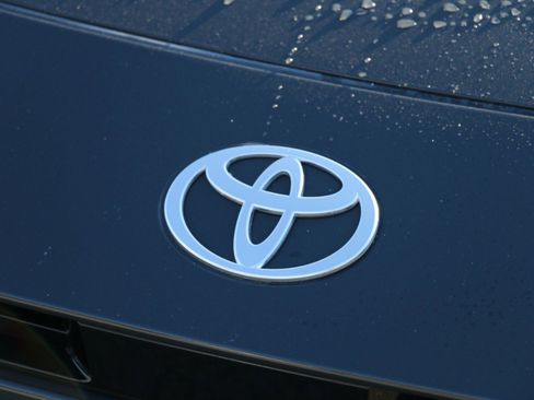 Used 2025 Toyota Camry XLE image 12