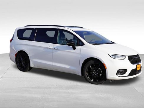 Certified 2025 Chrysler Pacifica Limited FWD image 2
