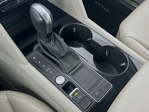 Used 2023 Volkswagen Atlas SE image 25