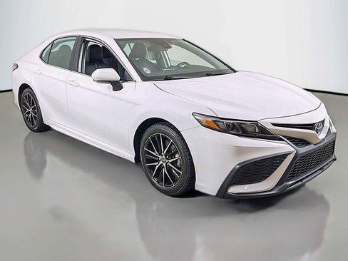 Used 2024 Toyota Camry SE FWD image 2