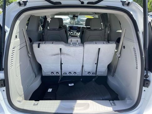 Used 2018 Chrysler Pacifica Limited w/ Advanced Safetytec Group FWD image 19