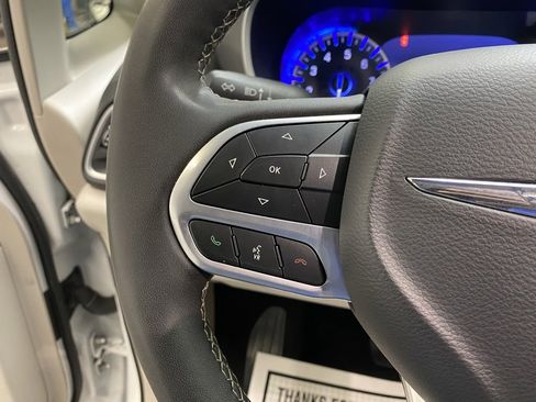 Used 2022 Chrysler Pacifica Touring-L image 30