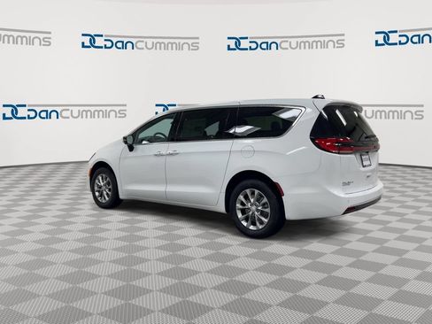 New 2027 Chrysler Pacifica Select AWD/4WD image 6