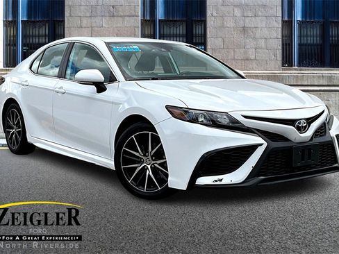 Used 2024 Toyota Camry SE image 1