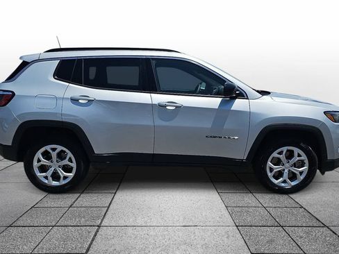 Used 2024 Jeep Compass Latitude AWD/4WD image 4