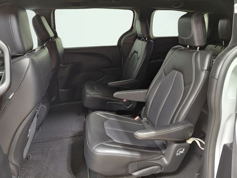 Used 2025 Chrysler Pacifica Select FWD image 40
