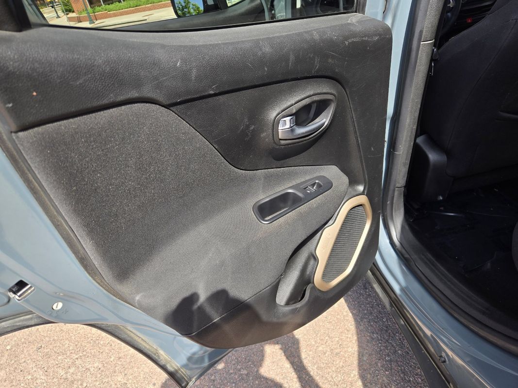 Used 2017 Jeep Renegade Latitude w/ Cold Weather Group AWD/4WD image 20