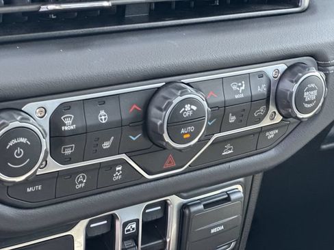 Used 2025 Jeep Wrangler Unlimited Sahara AWD/4WD image 23