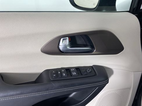 Used 2024 Chrysler Voyager LX image 14