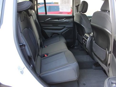 Used 2023 Jeep Grand Cherokee Laredo AWD/4WD image 36