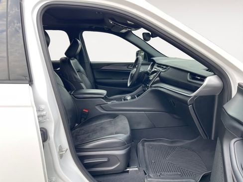 Used 2024 Jeep Grand Cherokee Altitude image 15