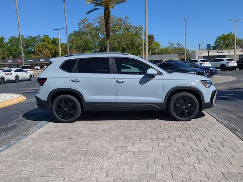 New 2026 Volkswagen Taos SE FWD image 3