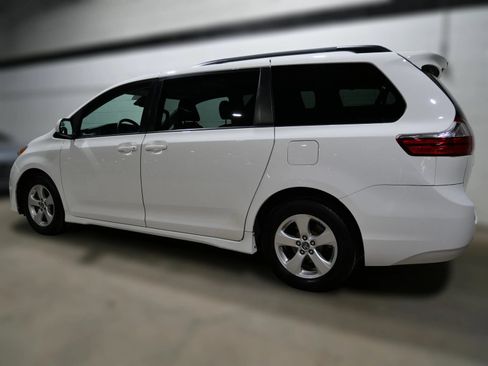 Used 2018 Toyota Sienna LE FWD image 4