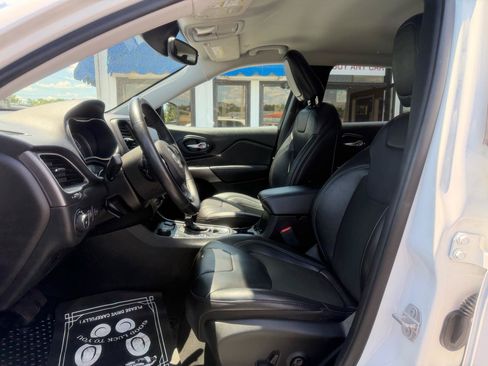 Used 2019 Jeep Cherokee Latitude Plus w/ Comfort/Convenience Group AWD/4WD image 11