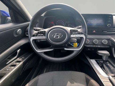Used 2021 Hyundai Elantra SE FWD image 9