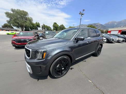 Used 2024 Kia Telluride EX w/ EX Captain's Chair Package AWD/4WD image 8