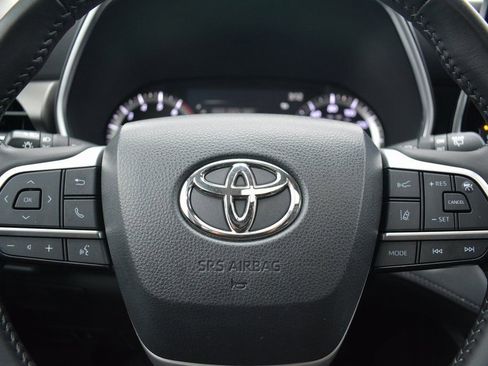 Used 2023 Toyota Highlander XLE image 12