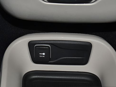 Certified 2024 Chrysler Pacifica Touring-L FWD image 30