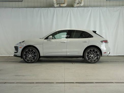 Certified 2025 Porsche Macan image 2