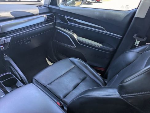 Used 2025 Kia Telluride S FWD image 16