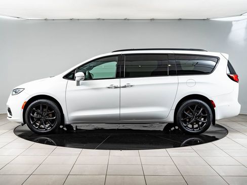 Used 2022 Chrysler Pacifica Limited w/ Uconnect Theater Family Group AWD/4WD image 5