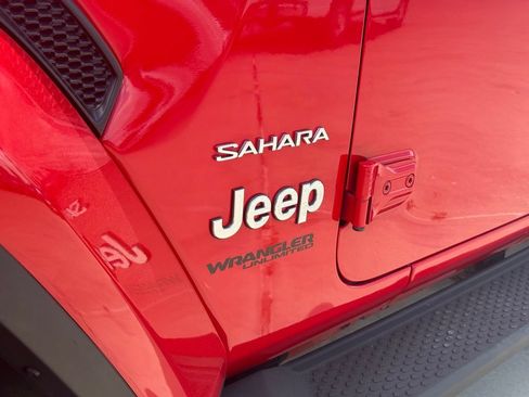 Used 2022 Jeep Wrangler Unlimited Sahara w/ LED Lighting Group AWD/4WD image 2