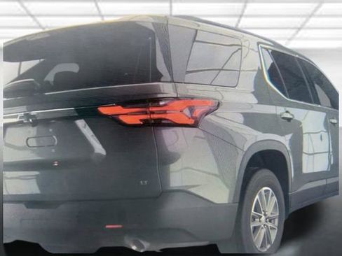 Used 2023 Chevrolet Traverse LT image 2