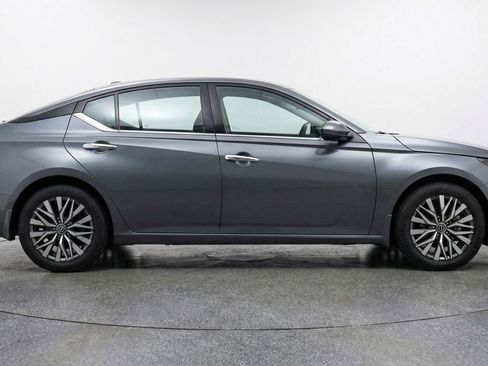Used 2025 Nissan Altima 2.5 SV FWD image 11