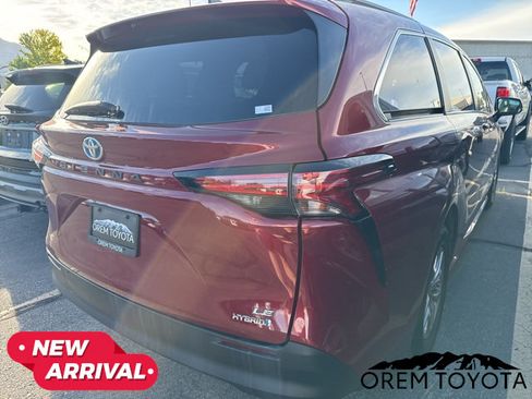 Used 2022 Toyota Sienna LE FWD image 3