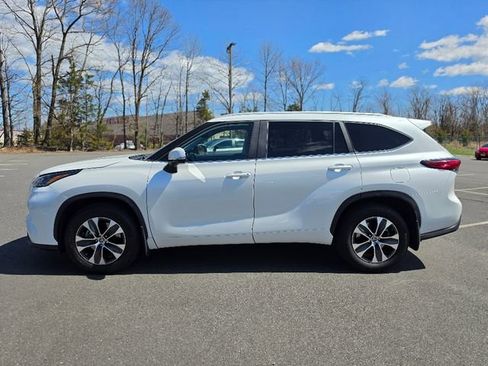 Used 2023 Toyota Highlander XLE AWD/4WD image 4