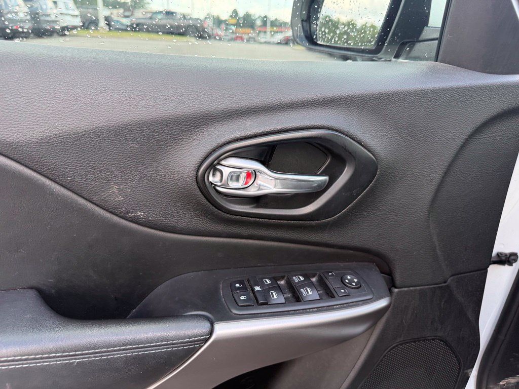 Used 2021 Jeep Cherokee Latitude Plus w/ Sun & Sound Group FWD image 5