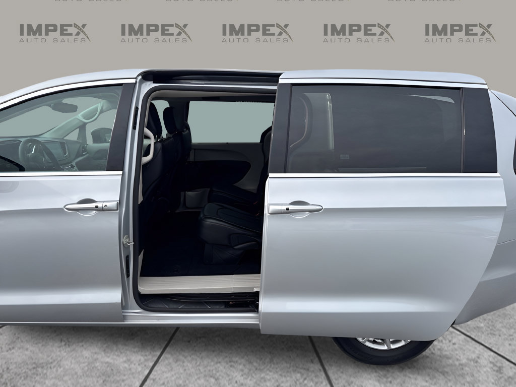 Used 2024 Chrysler Pacifica Touring-L FWD image 30