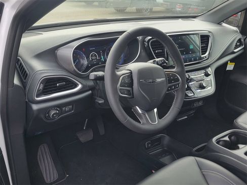 New 2025 Chrysler Pacifica Select w/ Fav Edition Package image 7