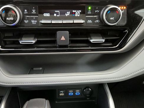 Used 2022 Toyota Highlander XLE image 32