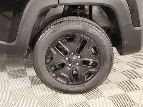 Used 2018 Jeep Renegade Trailhawk w/ UConnect 8.4 Nav Group image 18