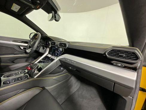 Used 2022 Lamborghini Urus image 19