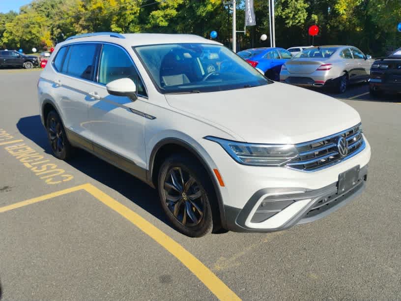 Used 2023 Volkswagen Tiguan SE AWD/4WD image 2