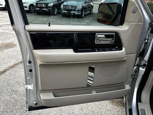 Used 2015 Lincoln Navigator Base 4x2 4dr SUV image 9