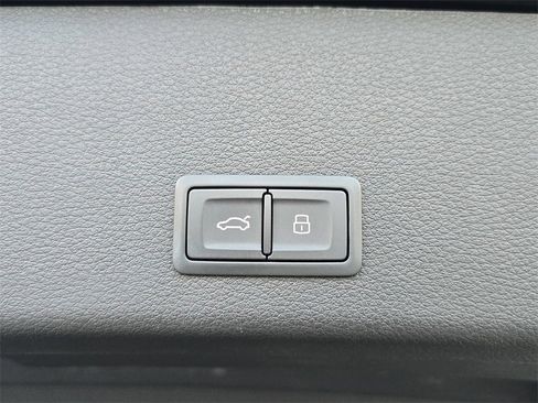 Used 2022 Audi e-tron Premium image 17