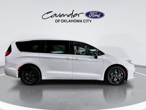 Used 2024 Chrysler Pacifica Select FWD image 9