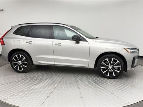 Certified 2025 Volvo XC60 B5 Plus image 9
