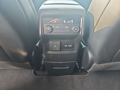 Used 2023 GMC Acadia SLT image 21