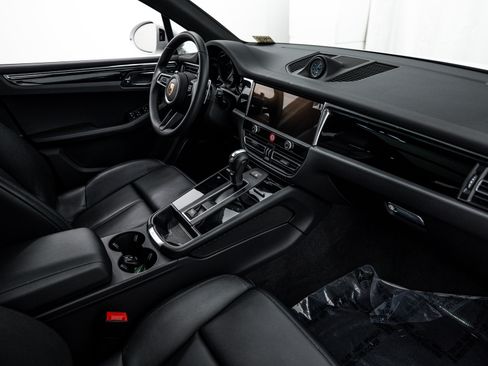 Certified 2025 Porsche Macan AWD/4WD image 14