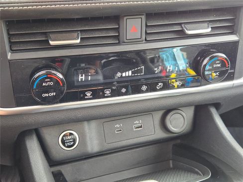 Used 2023 Nissan Rogue SV image 31