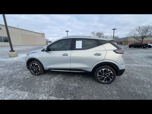 Used 2022 Chevrolet Bolt EUV Premier w/ Sun & Sound Package image 5