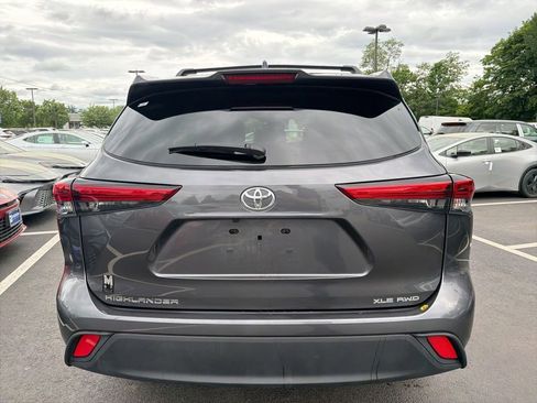 Used 2023 Toyota Highlander XLE AWD/4WD image 6