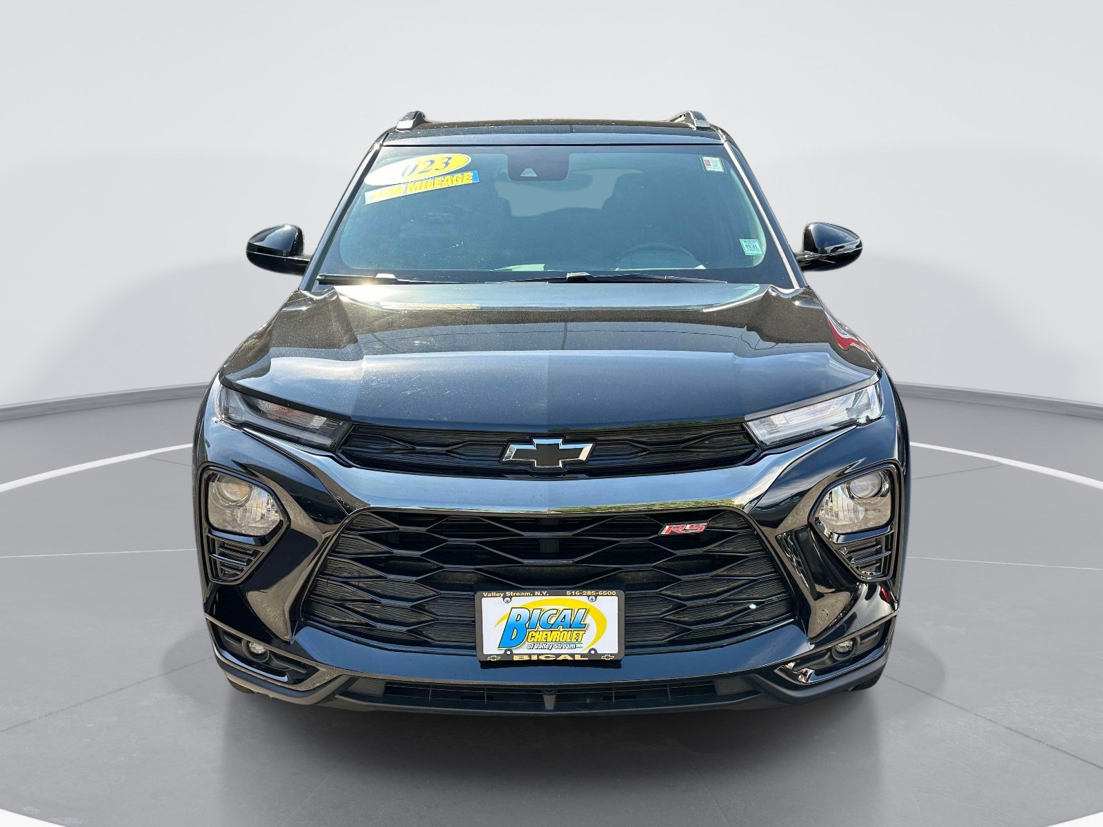 Used 2023 Chevrolet TrailBlazer RS w/ Convenience Package AWD/4WD image 2