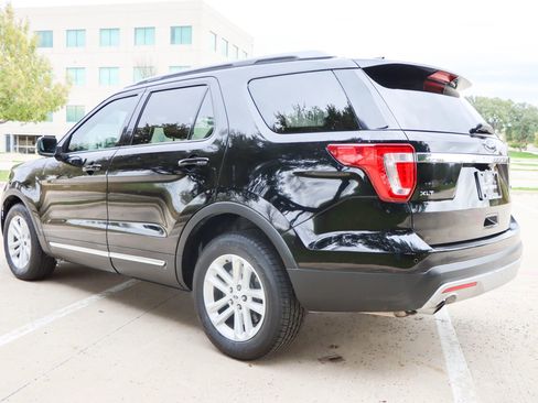 Used 2017 Ford Explorer XLT w/ Equipment Group 202A image 5