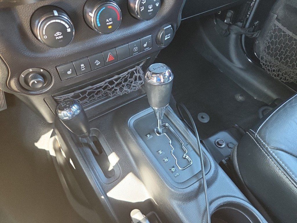 Used 2015 Jeep Wrangler Unlimited Rubicon w/ Connectivity Group AWD/4WD image 26